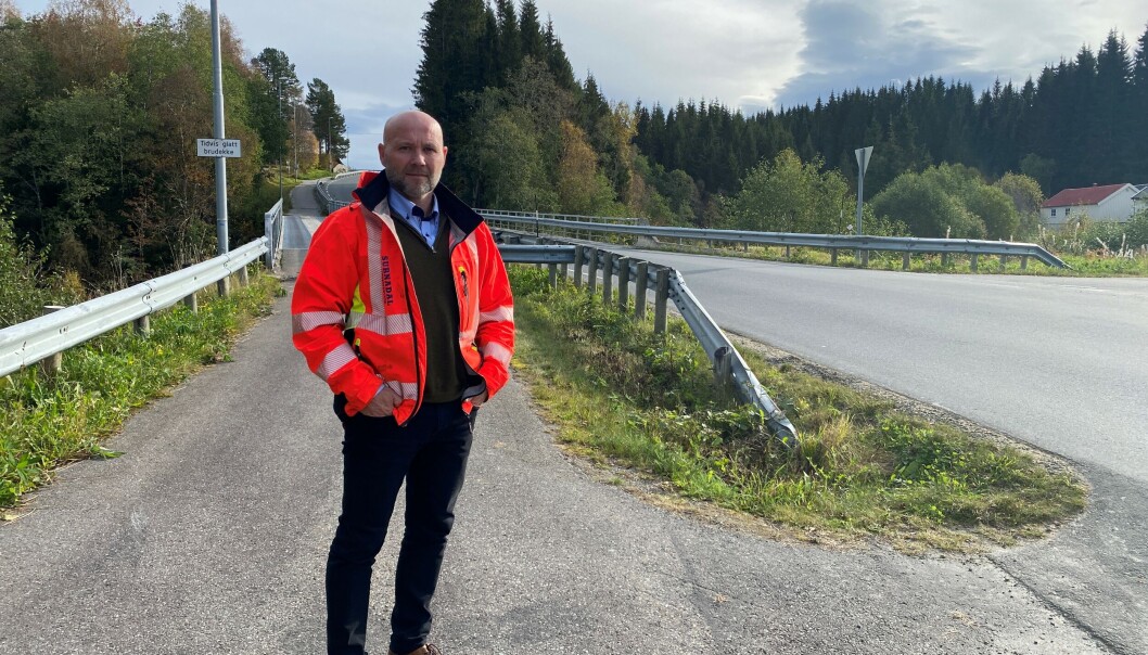 – Vi ønsker oss ny bru, og gangveg under brua, sier Atle Norli, daglig leder i Surnadal transport. – Vi ønsker oss ny bru, og gangveg under brua, sier Atle Norli, daglig leder i Surnadal transport.