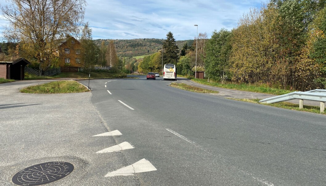 Her krysser skolebarna fylkesvegen. Det er kort avstand til svingen, og tunge biler tar fart for å komme opp bakken på vinterføre. Her krysser skolebarna fylkesvegen. Det er kort avstand til svingen, og tunge biler tar fart for å komme opp bakken på vinterføre.