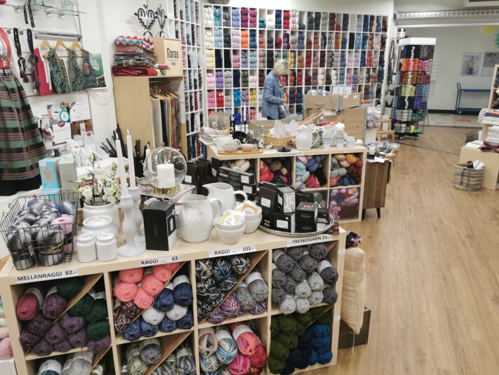 Butikken kan friste med blant annet 75 typer garn. Butikken kan friste med blant annet 75 typer garn.