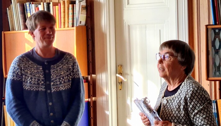 Svein Sæter fekk applaus frå gjestene og bok frå Helene Marie Nergård, ledar i Rindal pensjonistlag. Svein Sæter fekk applaus frå gjestene og bok frå Helene Marie Nergård, ledar i Rindal pensjonistlag.