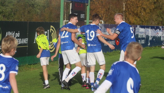 Viljar Fiske Kvande feirer 7-1-målet med ballhentere og unge, ivrige tilskuere. Viljar Fiske Kvande feirer 7-1-målet med ballhentere og unge, ivrige tilskuere.