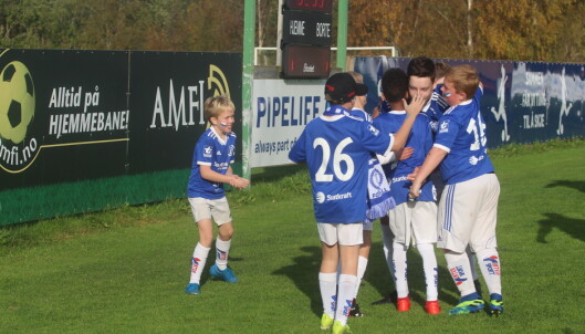 Viljar Fiske Kvande feirer 7-1-målet med ballhentere og unge, ivrige tilskuere. Viljar Fiske Kvande feirer 7-1-målet med ballhentere og unge, ivrige tilskuere.