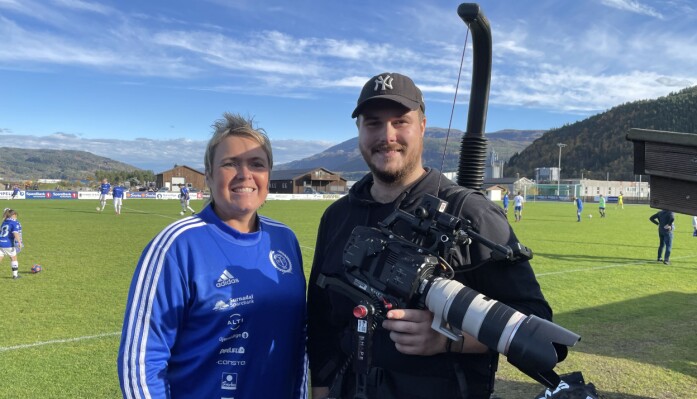 Erik Sande fra Sande Film var på plass for å gjøre opptak til musikkvideoen til den nye Surnadal IL Fotball-låta, "Blått blod". Her med Heid Snekvik, lagleder for Surnadals A-lag og initiativtakeren bak den nye klubblåta. Erik Sande fra Sande Film var på plass for å gjøre opptak til musikkvideoen til den nye Surnadal IL Fotball-låta, "Blått blod". Her med Heid Snekvik, lagleder for Surnadals A-lag og initiativtakeren bak den nye klubblåta.