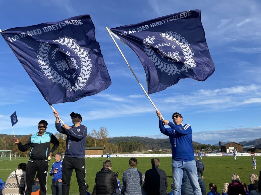 Fisha Gebremariam (t.v.), Trond Ellevset Blekken og John Ingebrigt Gjerstad flagger på tribunen. Fisha Gebremariam (t.v.), Trond Ellevset Blekken og John Ingebrigt Gjerstad flagger på tribunen.