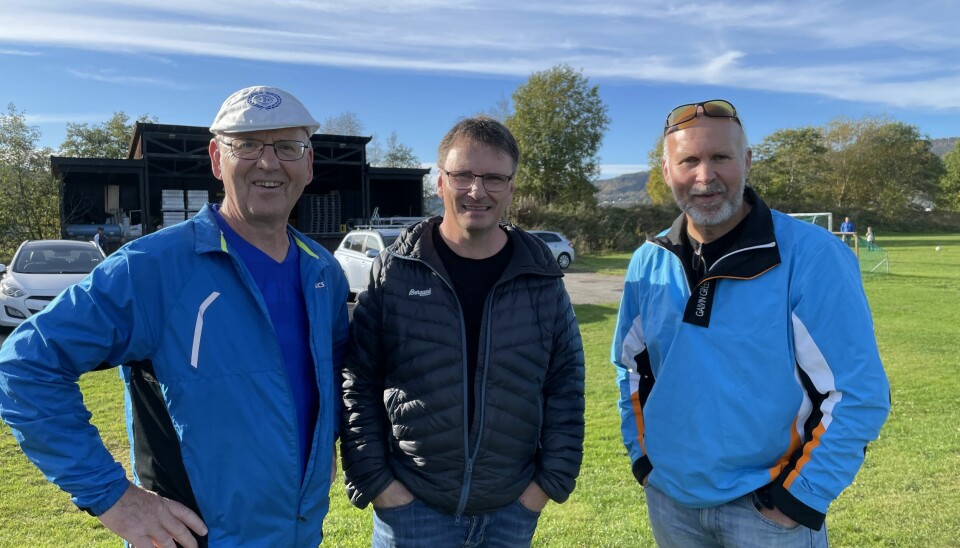 De må nesten kunne kalles Surnadal IL Fotball-legender, Kjell Smenes, Olav Smevoll og Arne O. Sæter. Lørdag var de på plass for å se Surnadal slå Smøla 7-1.
