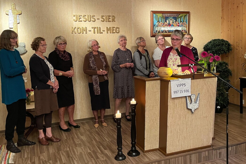 Liv Anne Innerdal (på talarstolen) helsar representantar for dei to jubilerande misjonsforeiningane: Ester Rendal Larsen (frå venstre), Synnøve Gjeldnes, Ildri Sjølland Øyen, Einy Rendal Elgsæther, Ragnhild Mikkelsen, Brit Marie Hyldbakk, Edel Bøe Mikkelsen og (ytst til høgre) Gudrun Bele. Liv Anne Innerdal (på talarstolen) helsar representantar for dei to jubilerande misjonsforeiningane: Ester Rendal Larsen (frå venstre), Synnøve Gjeldnes, Ildri Sjølland Øyen, Einy Rendal Elgsæther, Ragnhild Mikkelsen, Brit Marie Hyldbakk, Edel Bøe Mikkelsen og (ytst til høgre) Gudrun Bele.