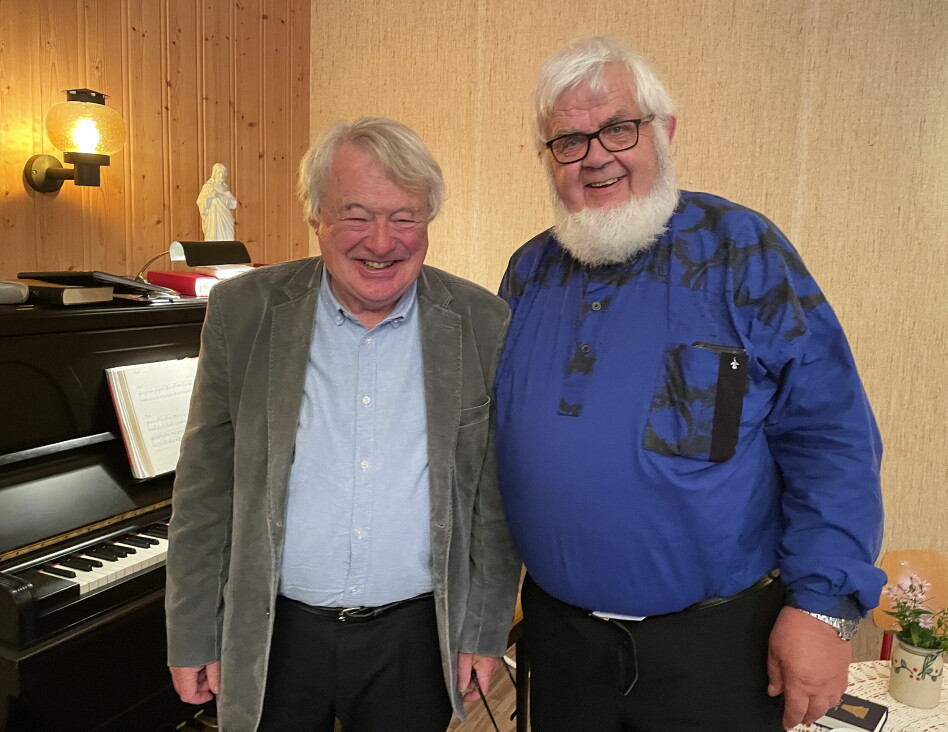Musikkduoen Svein Volle (t.v., songsolist) og Gunnar Sødal (pianist) gav toneflukt over festen.