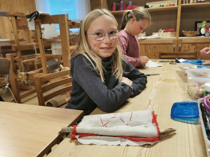 Svea Nes Kvande er ferdig med sin dekorasjon, men vil vise fram bare baksiden på Trollheimsporten, siden hun skal gi den bort til jul. Men vi kan røpe at den er veldig fin. Svea Nes Kvande er ferdig med sin dekorasjon, men vil vise fram bare baksiden på Trollheimsporten, siden hun skal gi den bort til jul. Men vi kan røpe at den er veldig fin.
