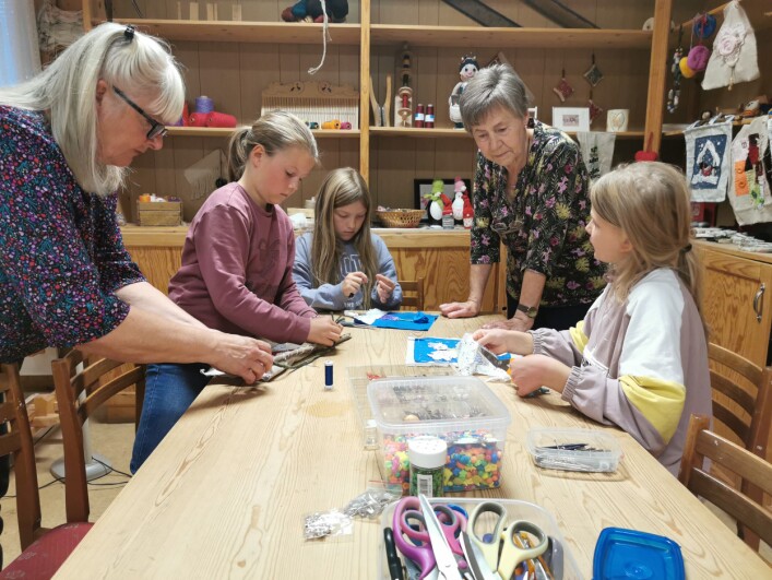 Anne Grete Snøfugl, fra v., Signe Stenberg, Sunniva Fiske, Ingebjørg Henden og Mali Sundli i full sving med nål og tråd Anne Grete Snøfugl, fra v., Signe Stenberg, Sunniva Fiske, Ingebjørg Henden og Mali Sundli i full sving med nål og tråd