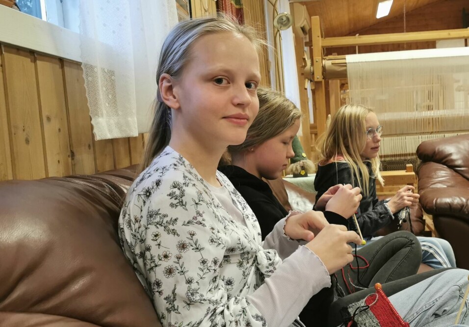 13-åringen Maria Kvendset Bergli har lært å strikke av farmor. Nå går det unna med nissestrikkingen på Nymoen