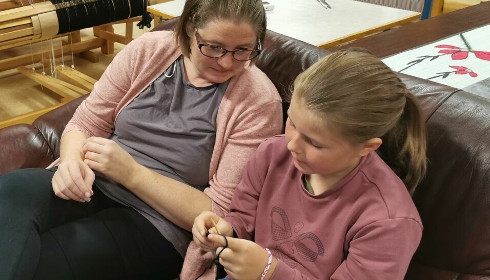 Lill Therese Svensli følger godt med når Signe Stenberg lærer seg strikkekunsten