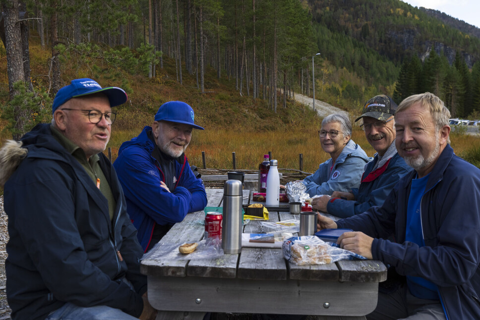 God stemning rundt bord i Gapahuken.