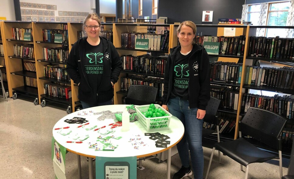 Forebyggingsrådgiver Marit Solem Meisingset og helsesykepleier Ingunn Foss Brekke på stand ved Surnadal vgs.