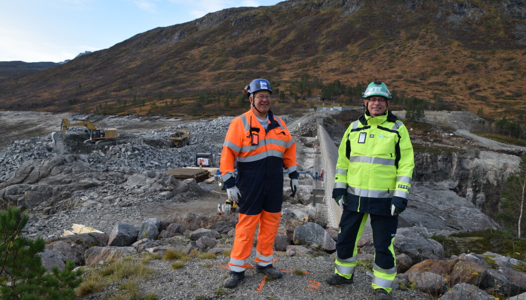 Øyvind Bransdal og Kai Andersen, HMS-rådgivere i hhv. Skanska og Statkraft, ved flomløpet på Gråsjødammen. Øyvind Bransdal og Kai Andersen, HMS-rådgivere i hhv. Skanska og Statkraft, ved flomløpet på Gråsjødammen.