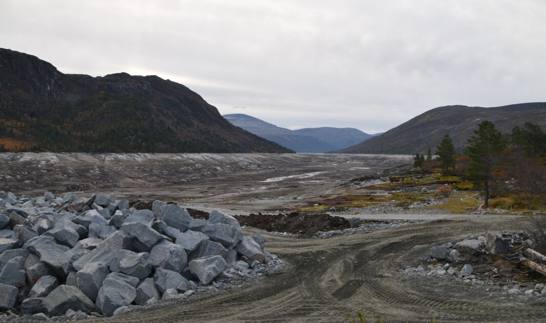 Utsikt over Gråsjøen fra dammen ved Gråhaugen. Det er ikke lett å få inntrykk av hvor enormt stort magasinet egentlig er. Utsikt over Gråsjøen fra dammen ved Gråhaugen. Det er ikke lett å få inntrykk av hvor enormt stort magasinet egentlig er.