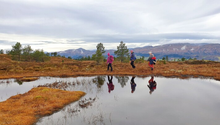 Lene Bakken, Siv Bakken og Britt Grete Moen på vei tilbake fra Langkåsen. Skåkleiva med den karakteristiske kjegleformen i bakgrunnen. Lene Bakken, Siv Bakken og Britt Grete Moen på vei tilbake fra Langkåsen. Skåkleiva med den karakteristiske kjegleformen i bakgrunnen.