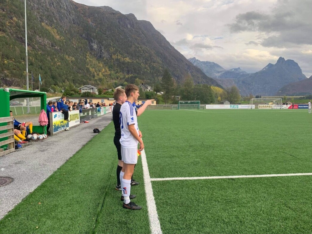 Abel Sæterbø Raaen kommer inn til sin A-lagsdebut for Surnadal, 15 år gammel. Abel Sæterbø Raaen kommer inn til sin A-lagsdebut for Surnadal, 15 år gammel.