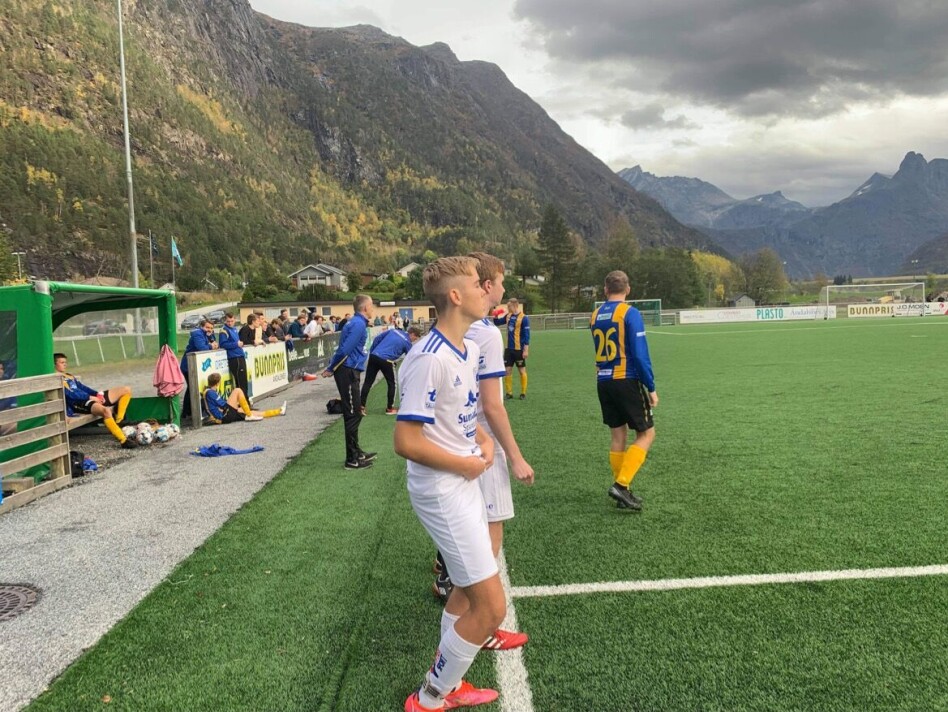 Debutant Sander Dahle Fiske (nærmest) og Jonas Jordet Bergem står klare til å komme inn.