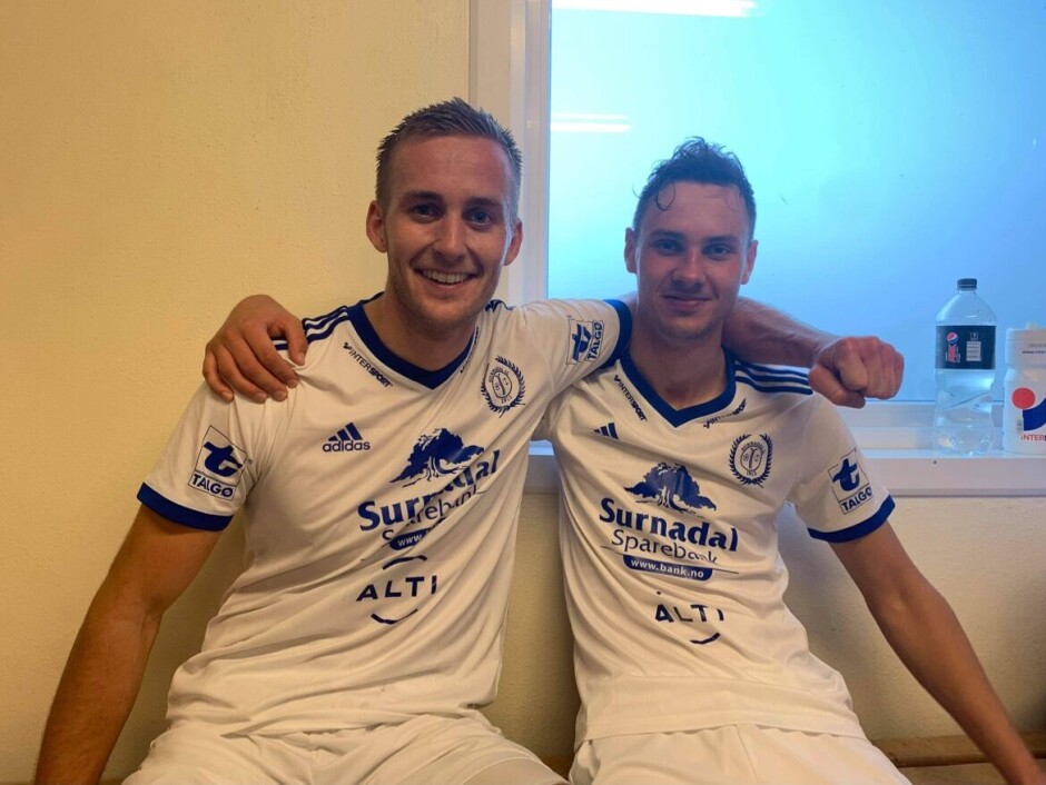 Andreas Dalsegg Sæter (t.v.) og Sander Smevoll (to mål) scoret for Surnadal borte mot Åndalsnes.