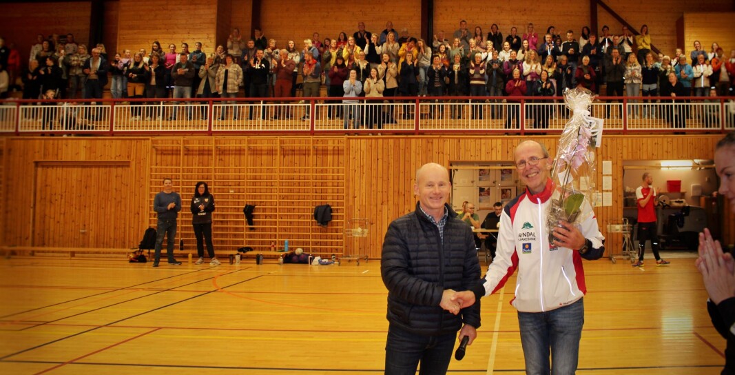 Lars Olav Lund, leder i Rindal idrettsråd, gratulerer Inge Hermann foss som årets ildsjel. Lars Olav Lund, leder i Rindal idrettsråd, gratulerer Inge Hermann foss som årets ildsjel.