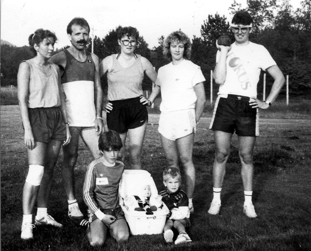Idrettsmerkeprøver på Rinnvollen i 1989 eller 1990. Fra venstre Målfrid Nergård, Inge Hermann Foss, Unni Bolme, Gunn Marit Løfald, Magne Bjørnstad. Nede på Gresset, Pål Foss og Kennet Bjørnstad, i bagen Sondre Bjørnstad. Idrettsmerkeprøver på Rinnvollen i 1989 eller 1990. Fra venstre Målfrid Nergård, Inge Hermann Foss, Unni Bolme, Gunn Marit Løfald, Magne Bjørnstad. Nede på Gresset, Pål Foss og Kennet Bjørnstad, i bagen Sondre Bjørnstad.