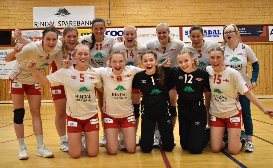 Gro Anita Bolme (bakerst f.v), Malin Gåsvand Løset, Marit Ustad Hove, Hanne Dønnem, Anja Søyseth, Malin Bjørnås og maskot Siv Heim. Maja Reitan (foran f.v), Mina Halgunset, Maren Halgunset, Ane Lyngstad og Hanna Saksen.