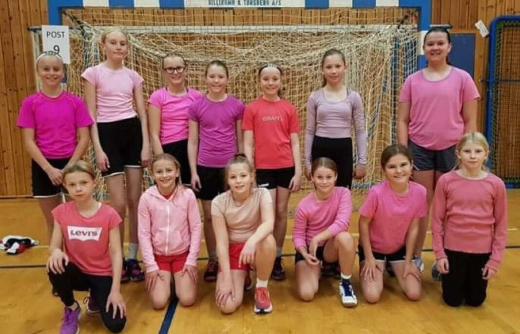 J12 i rosa skjorter til støtte for brystkreftsaken. J12 i rosa skjorter til støtte for brystkreftsaken.