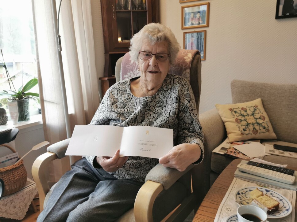 Brev fra kongen. Jenny Kvenset viser fram hilsenen fra Harald R.