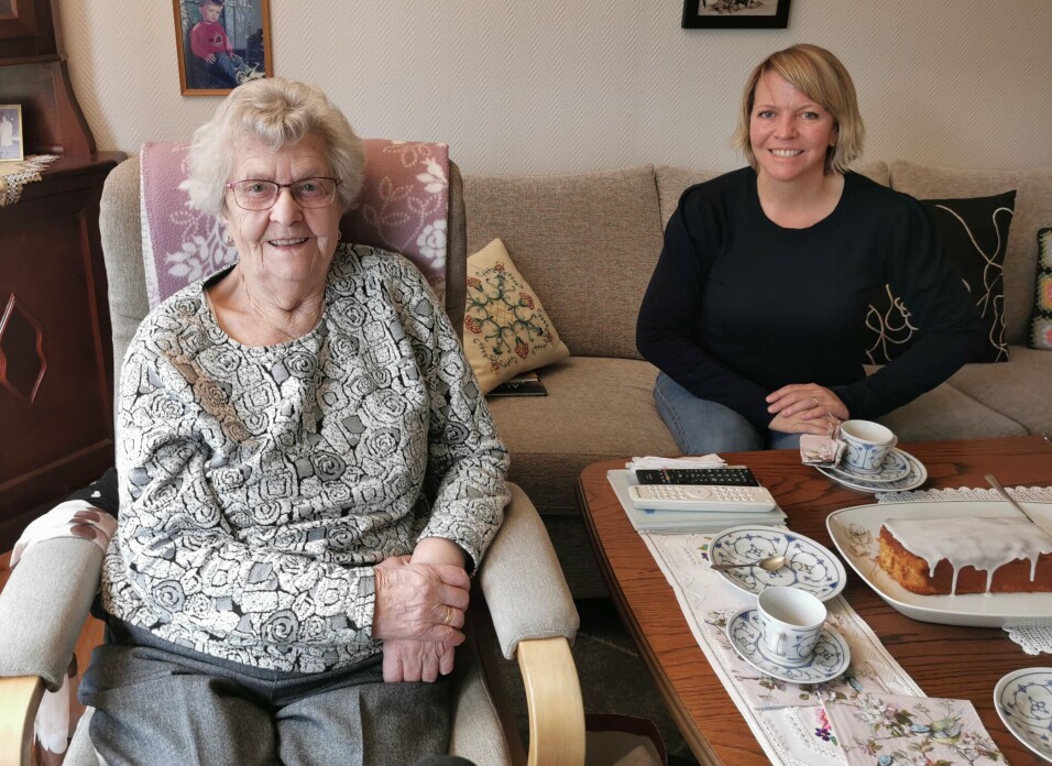 Jenny med barnebarnet Laila Kvendset Bergli