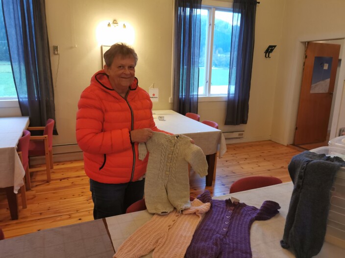Totill Isvik med noen av ull-dressene hun leverte tirsdag kveld Totill Isvik med noen av ull-dressene hun leverte tirsdag kveld