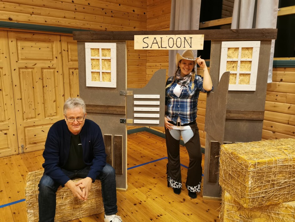 Per Ivar Østbø har snekret saloon. Anita Svendsli er første gjest.