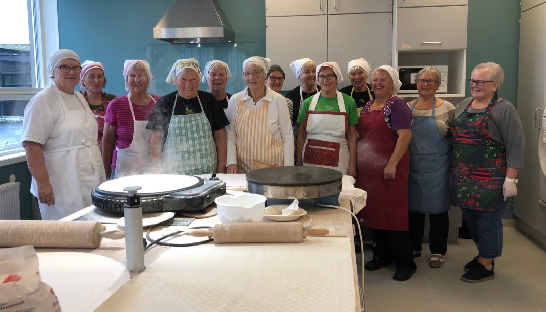 Blide bakere. Onsdagens bakelag: Ann Elin Hess Brønstad, Sidsel Bolme, Dagny Karlstrøm, Ragnhild Stavne Bolme, Inger Nerland, Sigrid Nerbu, Inger Grøseth, Johanne Løseth, Marit Kvam Bolme, Ann Grimsmo, Anita Bjørnvik Haugen, Ingeborg Landsem og Brit Elin Wulvik. Blide bakere. Onsdagens bakelag: Ann Elin Hess Brønstad, Sidsel Bolme, Dagny Karlstrøm, Ragnhild Stavne Bolme, Inger Nerland, Sigrid Nerbu, Inger Grøseth, Johanne Løseth, Marit Kvam Bolme, Ann Grimsmo, Anita Bjørnvik Haugen, Ingeborg Landsem og Brit Elin Wulvik.