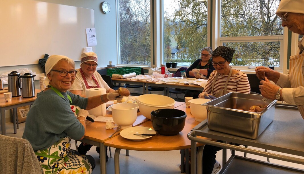 Poteten renskes mens den er glovarm. Her: Signe Halvorsen, Rannveig Holte, Inger Grøseth og Sigrid Nerbu. Bak: Brit Elin Wulvik. Poteten renskes mens den er glovarm. Her: Signe Halvorsen, Rannveig Holte, Inger Grøseth og Sigrid Nerbu. Bak: Brit Elin Wulvik.