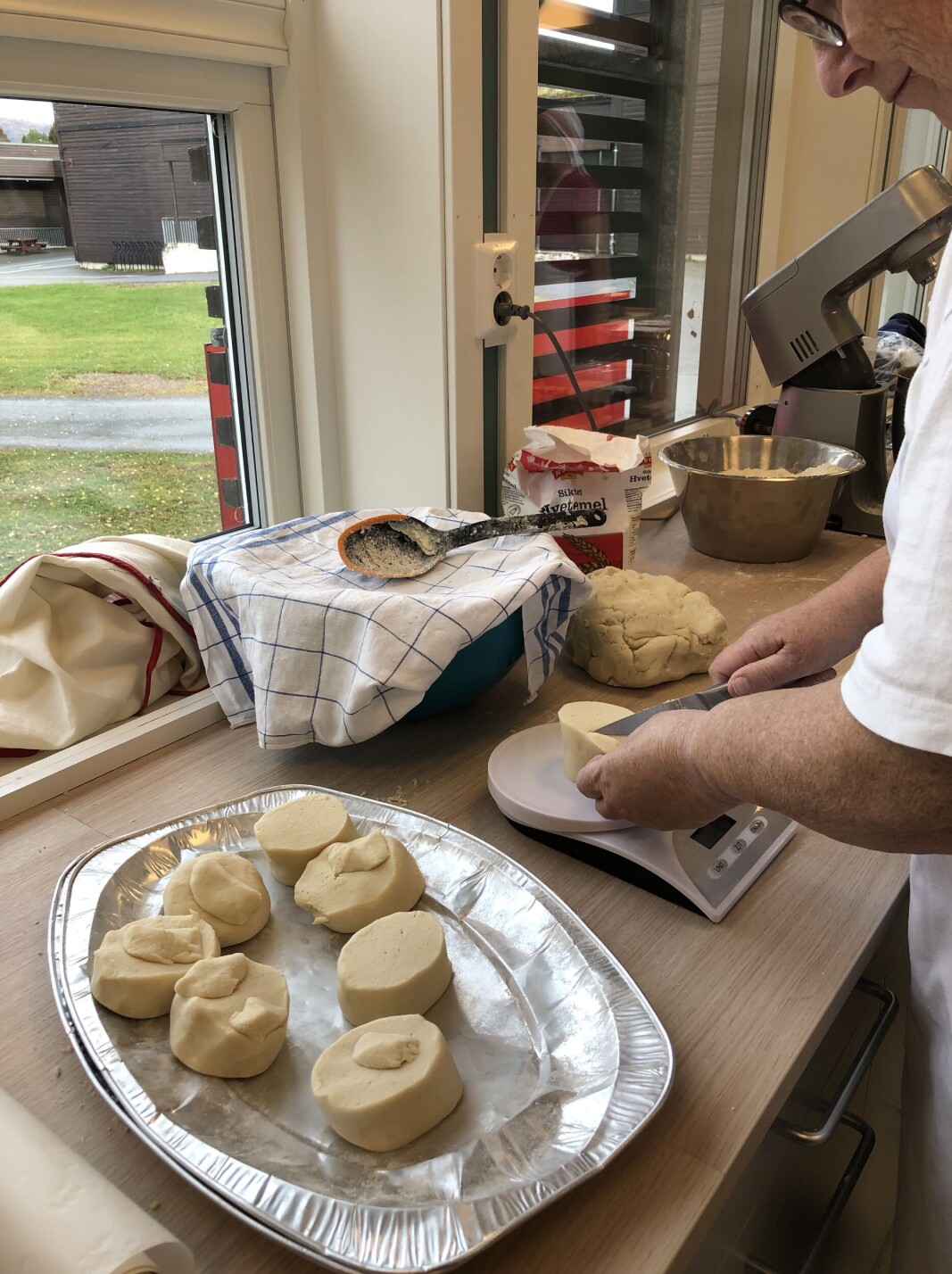 Deigen blir veid opp i passe emner. Deigen blir veid opp i passe emner.