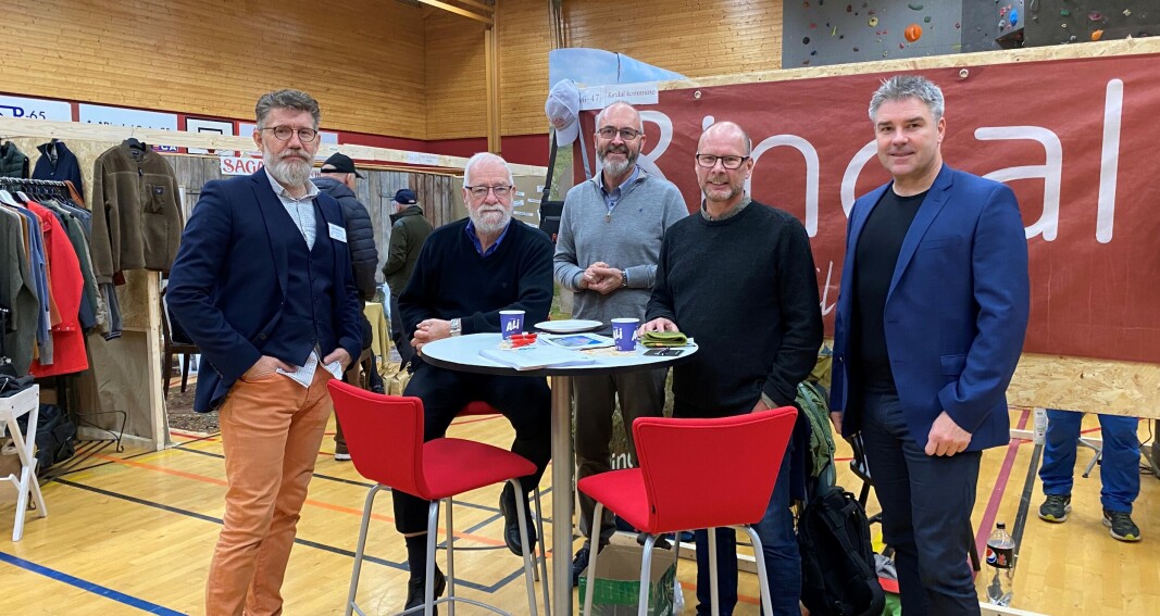 Tom Godtland i Rindal næringsforum sammen med varaordfører Magnar Dalsegg og Sivert Dombu, Mons Otnes og Nils Heggem på Rindal kommune sin stand. Tom Godtland i Rindal næringsforum sammen med varaordfører Magnar Dalsegg og Sivert Dombu, Mons Otnes og Nils Heggem på Rindal kommune sin stand.