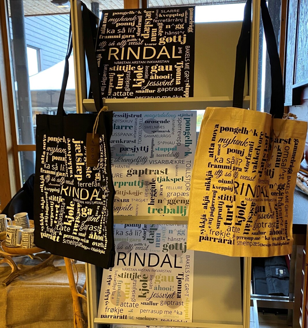iTrollheimen har hatt suksess med dialektplakater og bærenett med dialektord. Disse finnes også i veldig mange andre dialekter. iTrollheimen har hatt suksess med dialektplakater og bærenett med dialektord. Disse finnes også i veldig mange andre dialekter.