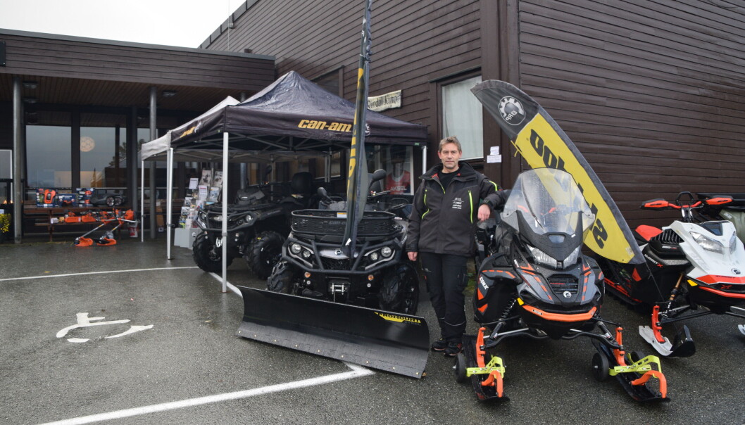 Utenfor Rindalshuset blir vi møtt av RBL sin stand med maskiner og utstyr, blant annet ATV og snøscooter. Utenfor Rindalshuset blir vi møtt av RBL sin stand med maskiner og utstyr, blant annet ATV og snøscooter.