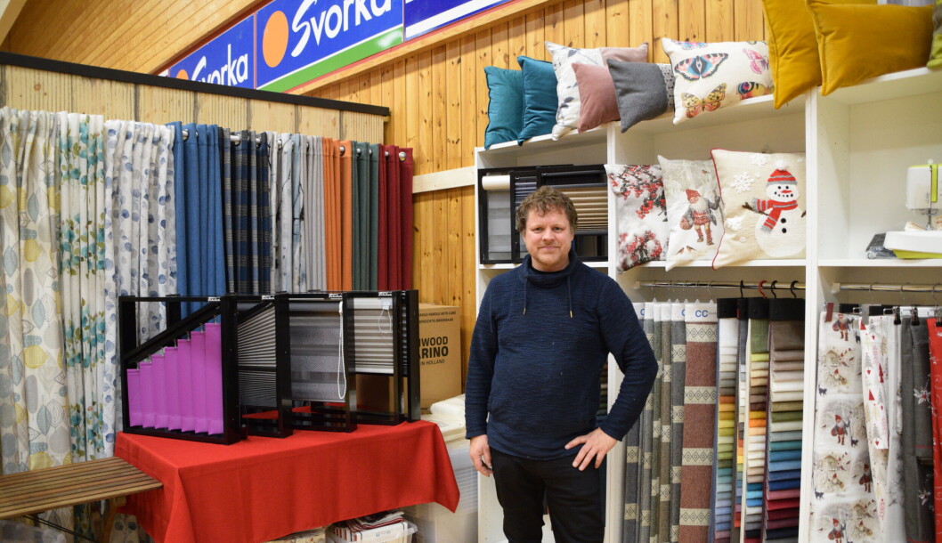 Solgardiner tilbyr solskjerming i alle varianter, gardiner og puter. Solgardiner tilbyr solskjerming i alle varianter, gardiner og puter.