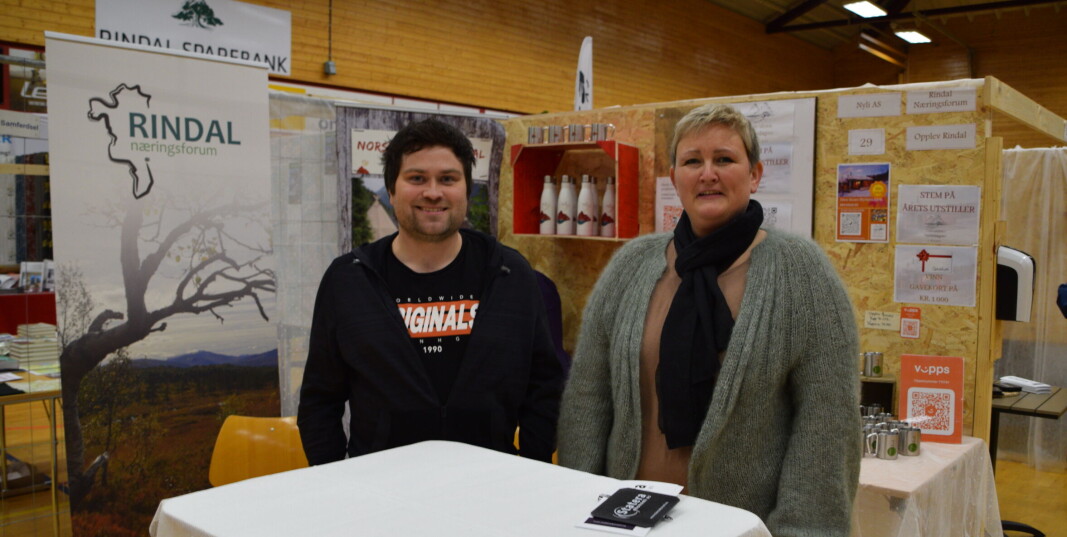 Messearrangøren Rindal nærngsforum arrangerte konkurranse om hvem som hadde dagens beste stand. Yngve Røøyen og Randi Holte sitter i styret i Rindal næringsforum. Messearrangøren Rindal nærngsforum arrangerte konkurranse om hvem som hadde dagens beste stand. Yngve Røøyen og Randi Holte sitter i styret i Rindal næringsforum.