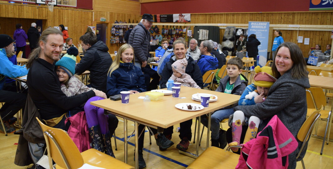 Høttrindalinger fra Trondheim som stortrives i Rindal. F.v. Torbjørn Sæthre og Viktoria, Christina, Jannicke Stølhaug og Maria, Sondre, Ingrid Olsen og Vega. Høttrindalinger fra Trondheim som stortrives i Rindal. F.v. Torbjørn Sæthre og Viktoria, Christina, Jannicke Stølhaug og Maria, Sondre, Ingrid Olsen og Vega.