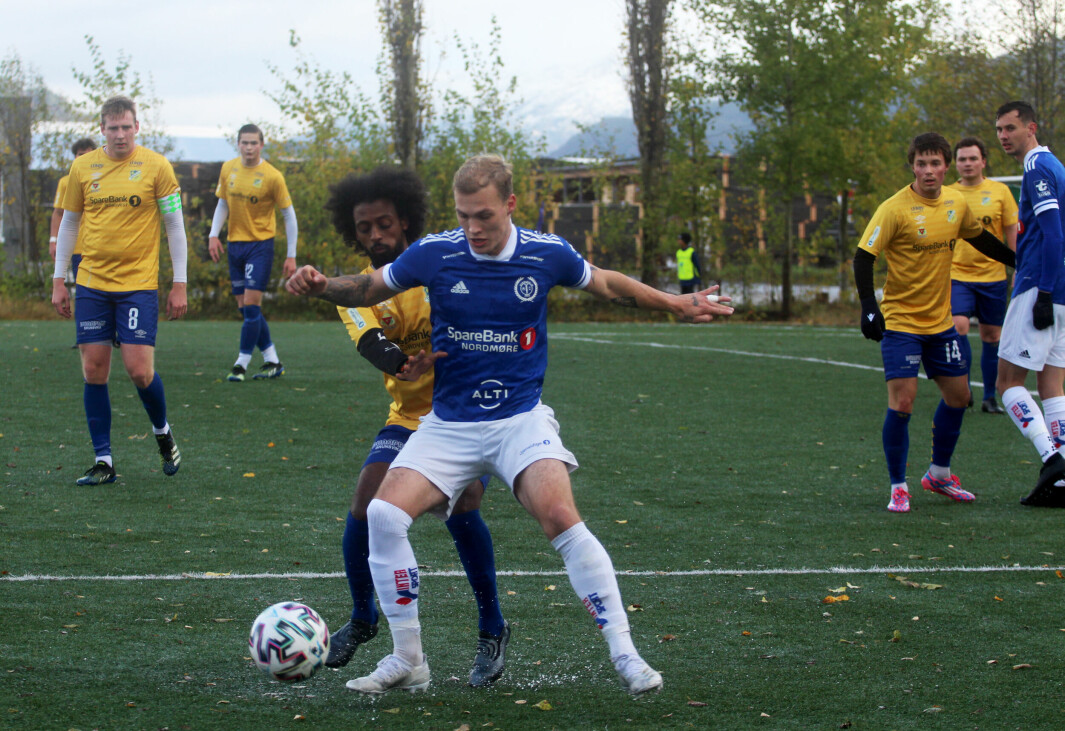 Sondre Næss Bolme i duell med Dahles Bereket Goiyton Kfiay. Surnadals tomålsscorer, Sander Smevoll, helt til høyre i bildet, 3-3-målscorer Eirik Andersen helt til venstre.