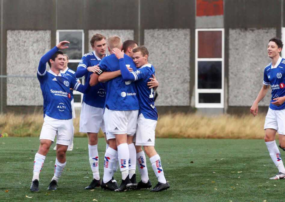 Surnadal feirer 1-1-scoringen til Vegar Brøske (med ryggen til) etter 29 minutter.
