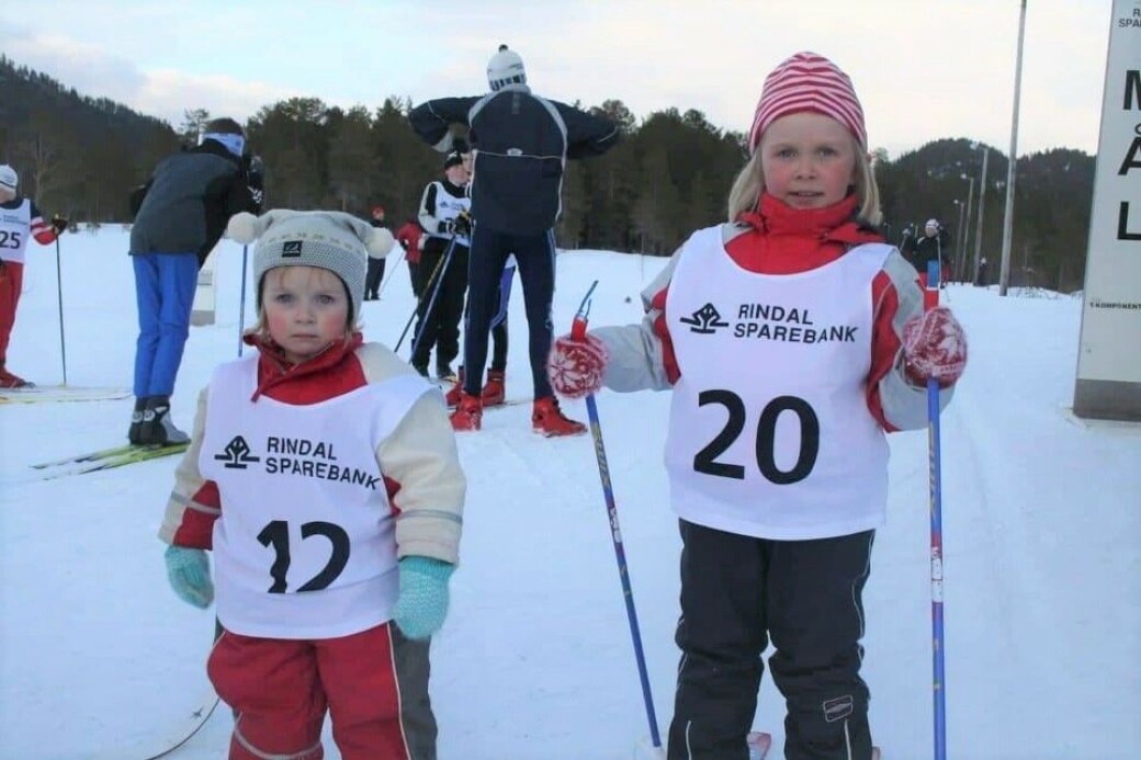 Ut på tur, aldri sur? Mali (2 år) var ikke i kjempehumør etter sitt første klubbmesterskap. Foreldrene tror det var fordi hun ikke fikk bruke staver. Storesøster Mathilde ser ut til å være i godt humør . Ut på tur, aldri sur? Mali (2 år) var ikke i kjempehumør etter sitt første klubbmesterskap. Foreldrene tror det var fordi hun ikke fikk bruke staver. Storesøster Mathilde ser ut til å være i godt humør .