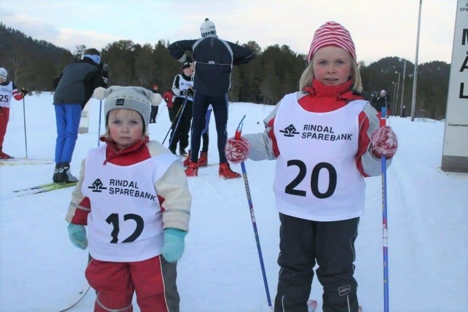 Ut på tur, aldri sur? Mali (2 år) var ikke i kjempehumør etter sitt første klubbmesterskap. Foreldrene tror det var fordi hun ikke fikk bruke staver. Storesøster Mathilde ser ut til å være i godt humør .