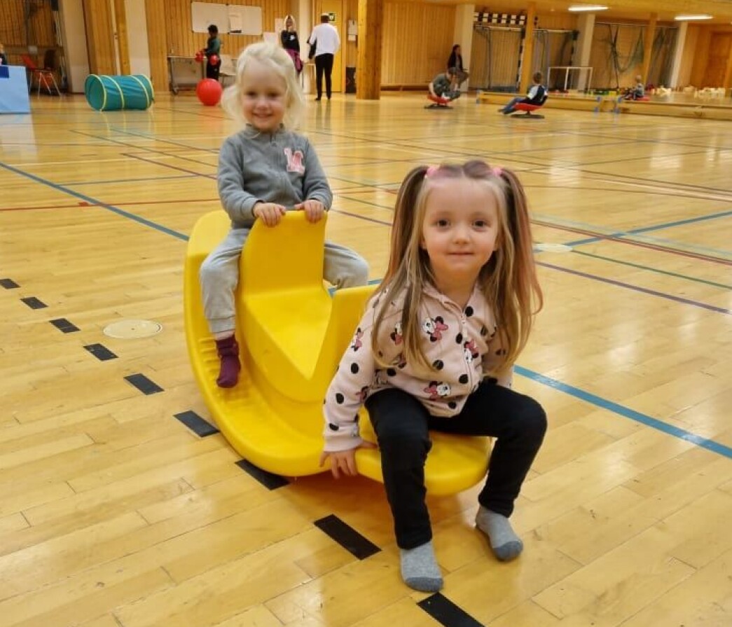 Erika og Amy var blant barna som lekte og koste seg under "Åpen hall" lørdag. Erika og Amy var blant barna som lekte og koste seg under "Åpen hall" lørdag.