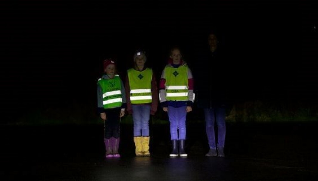 Uten refleks er du først synlig på 25-30 meters avstand når bilen har en fart på 50 kilometer i timen. Med refleks synes du på 140 meters avstand. Da har føreren av bilen mye bedre tid til å reagere. Uten refleks er du først synlig på 25-30 meters avstand når bilen har en fart på 50 kilometer i timen. Med refleks synes du på 140 meters avstand. Da har føreren av bilen mye bedre tid til å reagere.