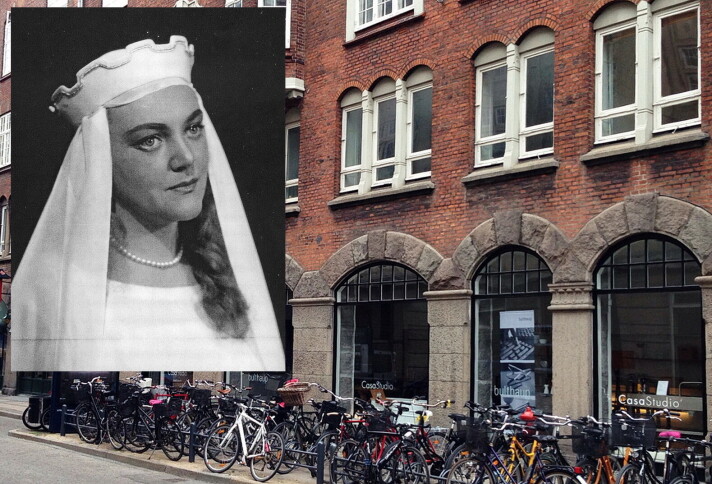 Her i Møntergade 22 i København budde på 1950-talet vår nordmørske operastjerne Hjørdis Lauenborg. Innfelt i rollefoto som Elsa i Wagners «Lohengrin». Her i Møntergade 22 i København budde på 1950-talet vår nordmørske operastjerne Hjørdis Lauenborg. Innfelt i rollefoto som Elsa i Wagners «Lohengrin».