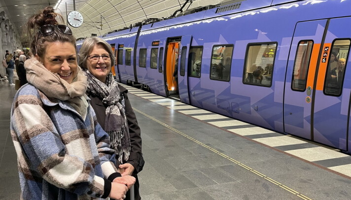 Kort togreise over den nye Øresundbrua gjer København og Malmö til naboar. Her er mamma Randi og operasolist Sigrid klare til påstigning. Kort togreise over den nye Øresundbrua gjer København og Malmö til naboar. Her er mamma Randi og operasolist Sigrid klare til påstigning.