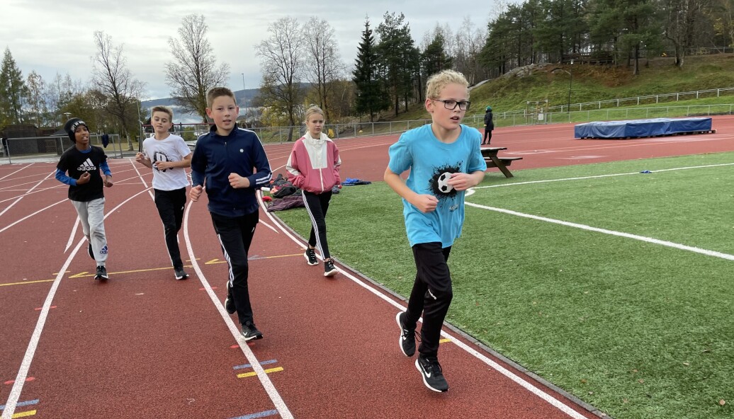 Femteklassinger på vei rundt Øye stadion for en god sak! Femteklassinger på vei rundt Øye stadion for en god sak!