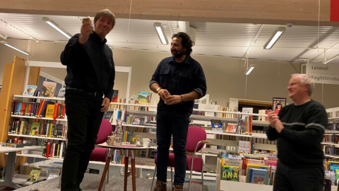 Etter bokbadet vanket det godsaker fra Bians Honning på de to samtalepartnerne Etter bokbadet vanket det godsaker fra Bians Honning på de to samtalepartnerne